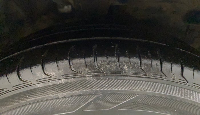 2013 Hyundai i10 SPORTZ 1.2, CNG, Manual, 96,631 km, Right Front Tyre Tread