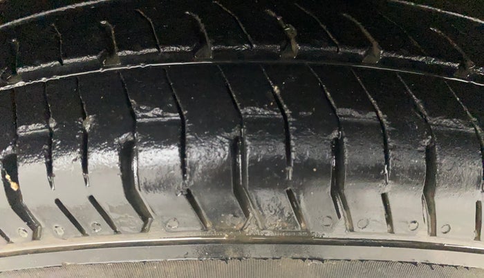 2016 Renault Kwid RXT 0.8, Petrol, Manual, 1,24,175 km, Left Front Tyre Tread