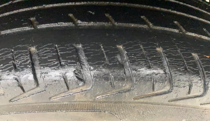 2016 Renault Kwid RXT 0.8, Petrol, Manual, 1,24,175 km, Left Rear Tyre Tread