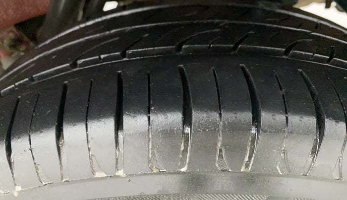 2016 Mahindra Kuv100 K4+ 6 STR, Petrol, Manual, 26,143 km, Left Rear Tyre Tread