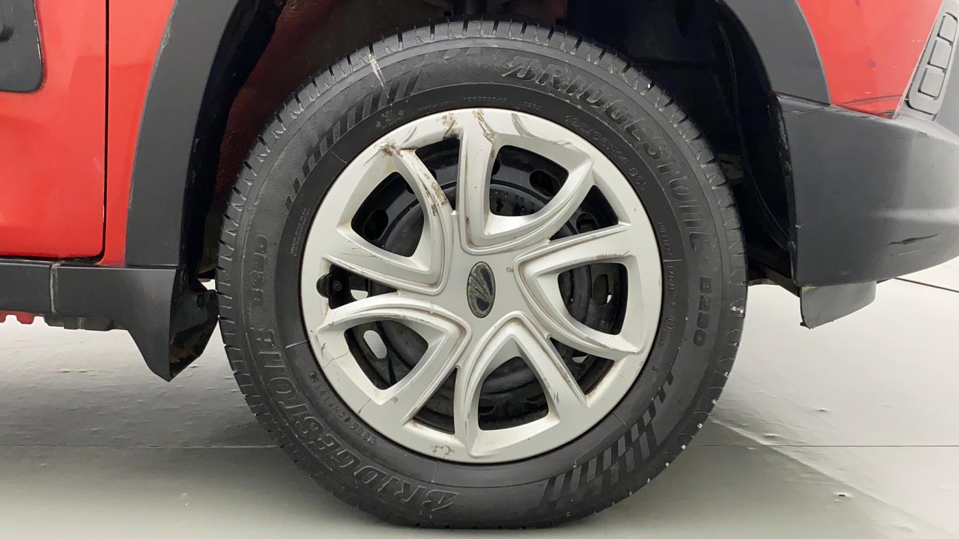 2016 Mahindra Kuv100 K4+ 6 STR, Petrol, Manual, 26,143 km, Right Front Wheel