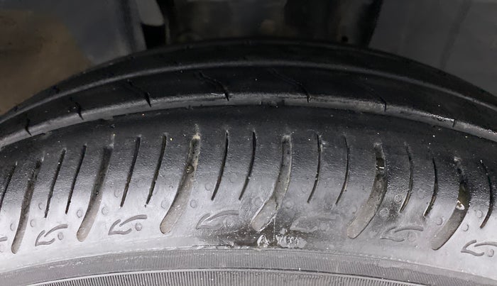 2021 Renault TRIBER RXZ AT, Petrol, Automatic, 30,521 km, Right Front Tyre Tread