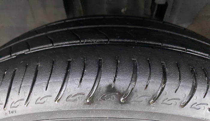 2021 Renault TRIBER RXZ AT, Petrol, Automatic, 30,521 km, Left Front Tyre Tread