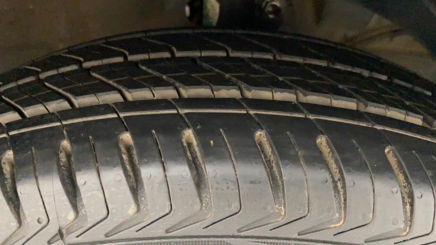 2017 Maruti Dzire ZXI PLUS AMT, Petrol, Automatic, 1,05,838 km, Right Front Tyre Tread