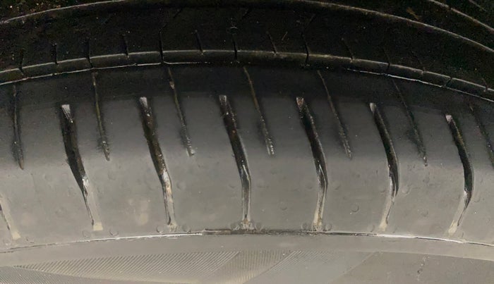 2023 KIA CARENS PRESTIGE 1.5 PETROL 7 STR, Petrol, Manual, 28,269 km, Right Rear Tyre Tread