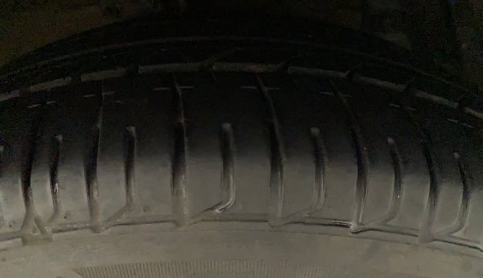 2015 Maruti Ciaz ZXI, Petrol, Manual, 85,633 km, Left Front Tyre Tread