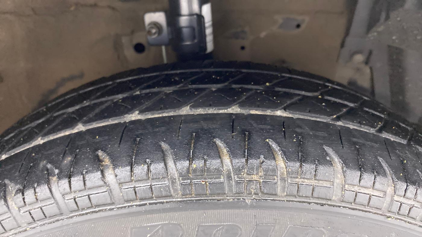 2014 Maruti Swift Dzire VDI, Diesel, Manual, 1,22,129 km, Right Front Tyre Tread