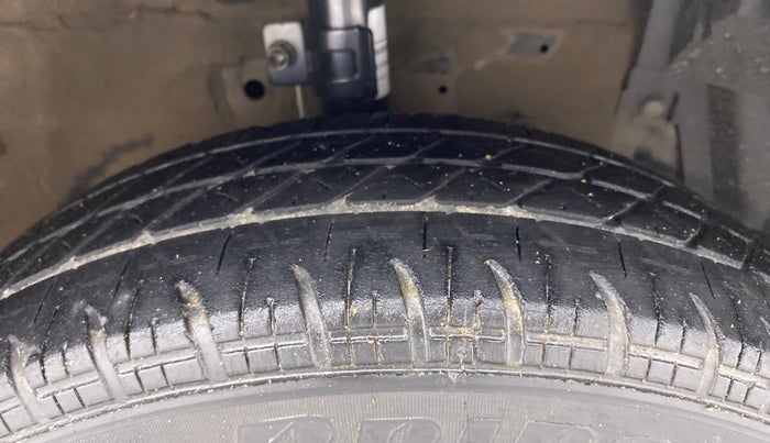 2014 Maruti Swift Dzire VDI, Diesel, Manual, 1,22,129 km, Right Front Tyre Tread