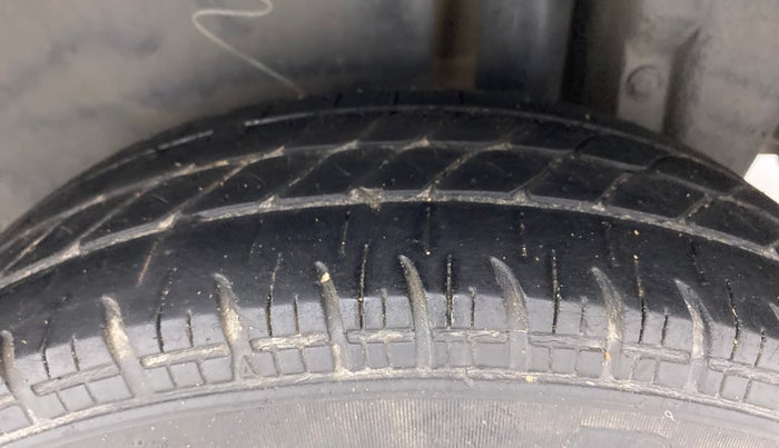 2014 Maruti Swift Dzire VDI, Diesel, Manual, 1,22,129 km, Left Rear Tyre Tread