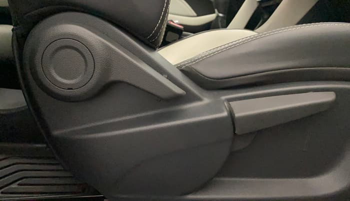 2025 MG ASTOR Select 1.5 MT (Ivory), Petrol, Manual, 4,896 km, Driver Side Adjustment Panel