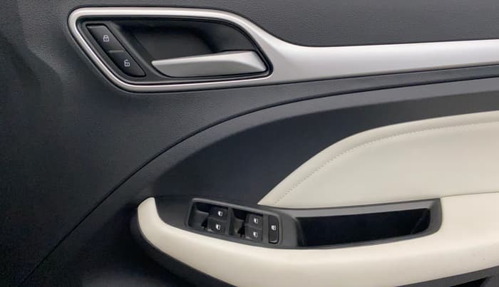 2025 MG ASTOR Select 1.5 MT (Ivory), Petrol, Manual, 4,896 km, Driver Side Door Panels Control