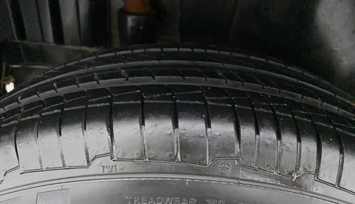 2012 Maruti Swift VXI, Petrol, Manual, 42,605 km, Right Rear Tyre Tread