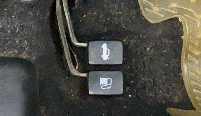 2012 Maruti Swift VXI, Petrol, Manual, 42,605 km, Flooring - Dicky opening lever is not working
