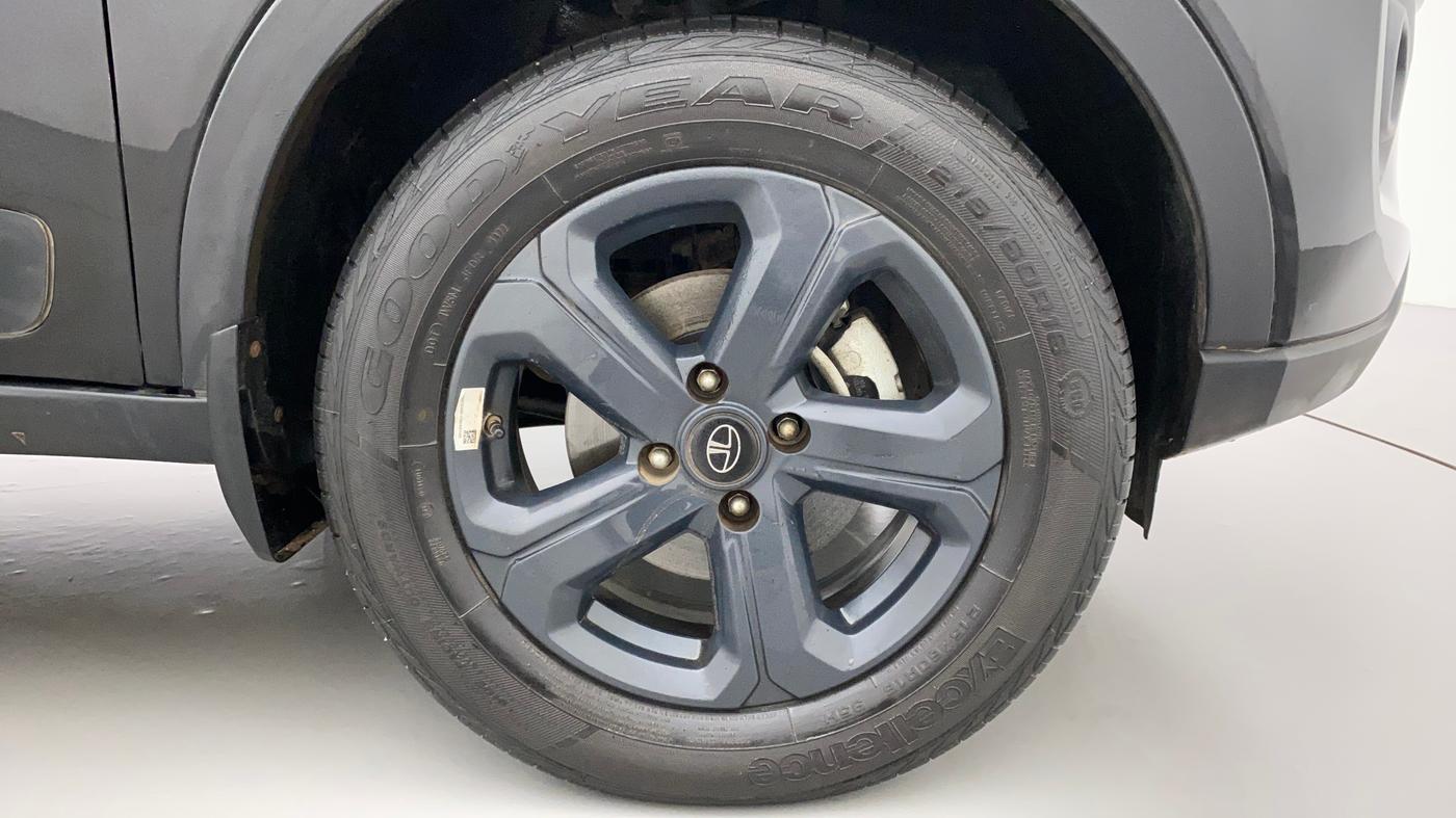 2022 Tata NEXON XZA PLUS (HS) DIESEL DARK EDITION, Diesel, Automatic, 17,804 km, Right Front Wheel