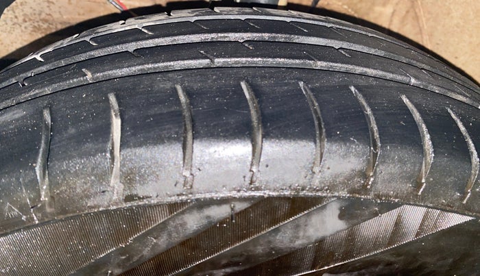 2020 Maruti Swift VXI, Petrol, Manual, 88,473 km, Left Front Tyre Tread
