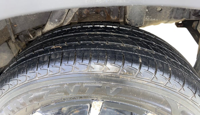 2017 Mahindra KUV 100 NXT K8 P 6 STR, Petrol, Manual, 23,027 km, Left Rear Tyre Tread