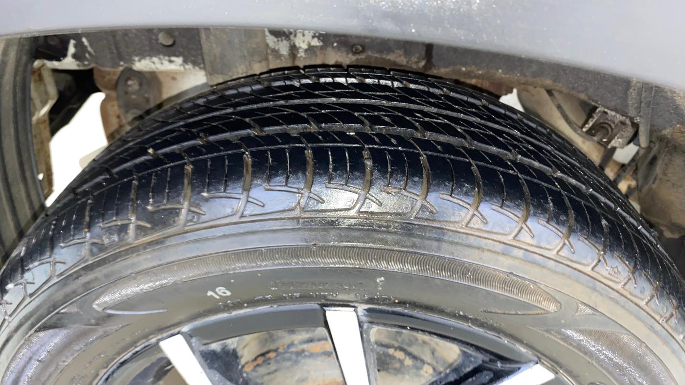 2017 Mahindra KUV 100 NXT K8 P 6 STR, Petrol, Manual, 23,027 km, Right Rear Tyre Tread