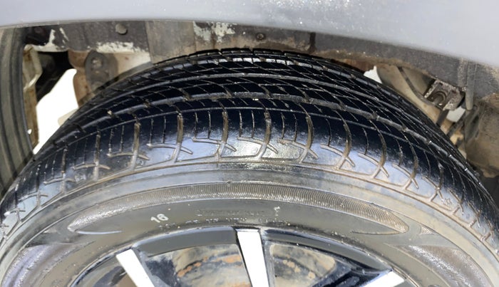 2017 Mahindra KUV 100 NXT K8 P 6 STR, Petrol, Manual, 23,027 km, Right Rear Tyre Tread