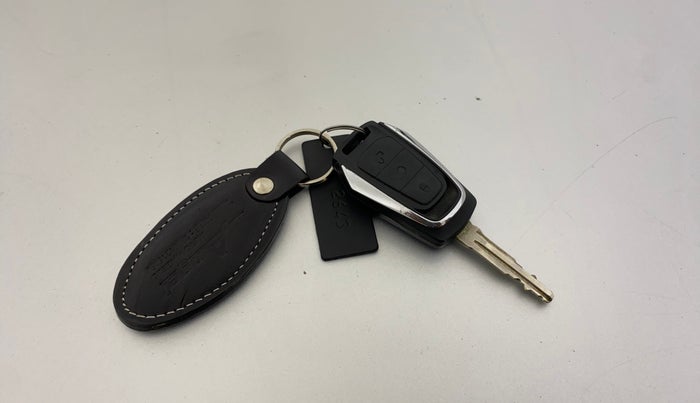 2017 Mahindra KUV 100 NXT K8 P 6 STR, Petrol, Manual, 23,027 km, Key Close Up