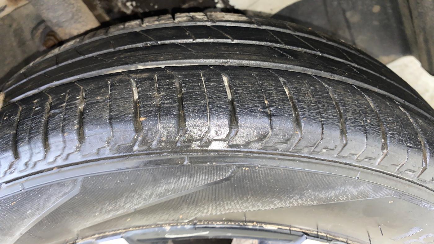 2017 Mahindra KUV 100 NXT K8 P 6 STR, Petrol, Manual, 23,027 km, Right Front Tyre Tread