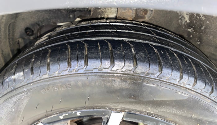 2017 Mahindra KUV 100 NXT K8 P 6 STR, Petrol, Manual, 23,027 km, Left Front Tyre Tread