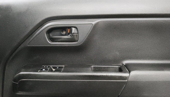 2021 Maruti New Wagon-R LXI CNG 1.0, CNG, Manual, 1,43,837 km, Driver Side Door Panels Control