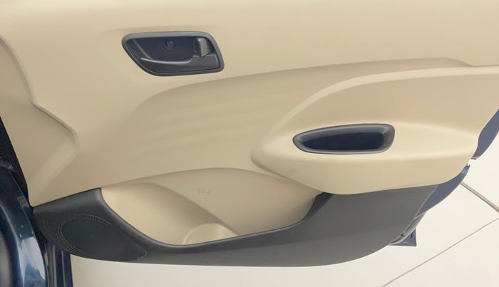 2020 Hyundai NEW SANTRO MAGNA 1.1 CORPORATE EDITION, Petrol, Manual, 44,083 km, Driver Side Door Panels Control