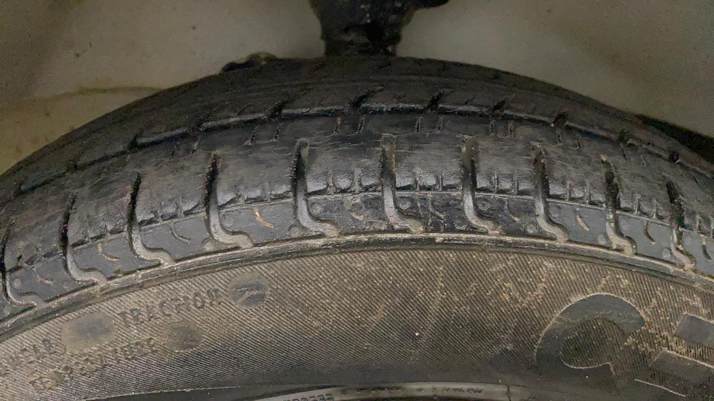 2019 Maruti Eeco 7 STR, Petrol, Manual, 70,087 km, Left Front Tyre Tread