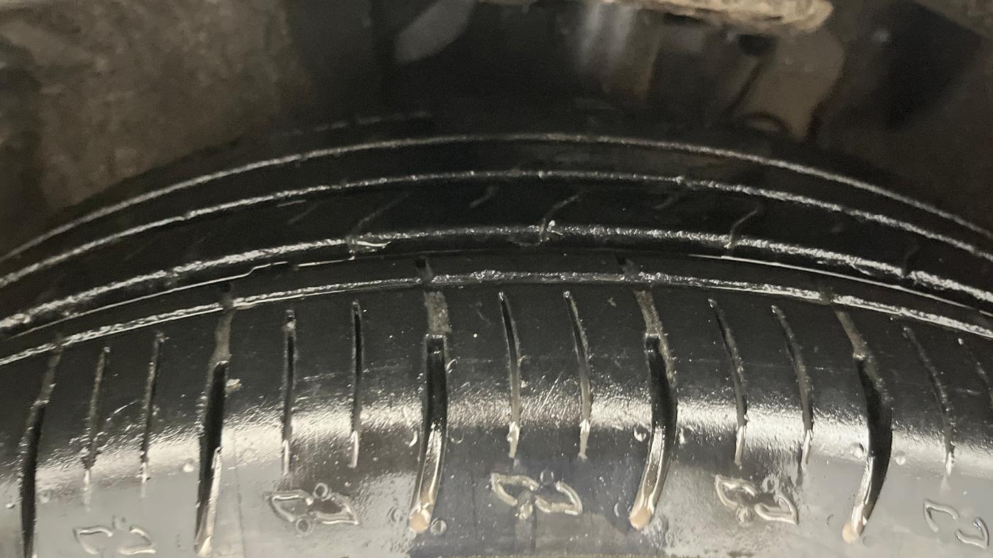 2023 Mahindra XUV700 AX 5 P AT 5 STR, Petrol, Automatic, 11,182 km, Left Front Tyre Tread