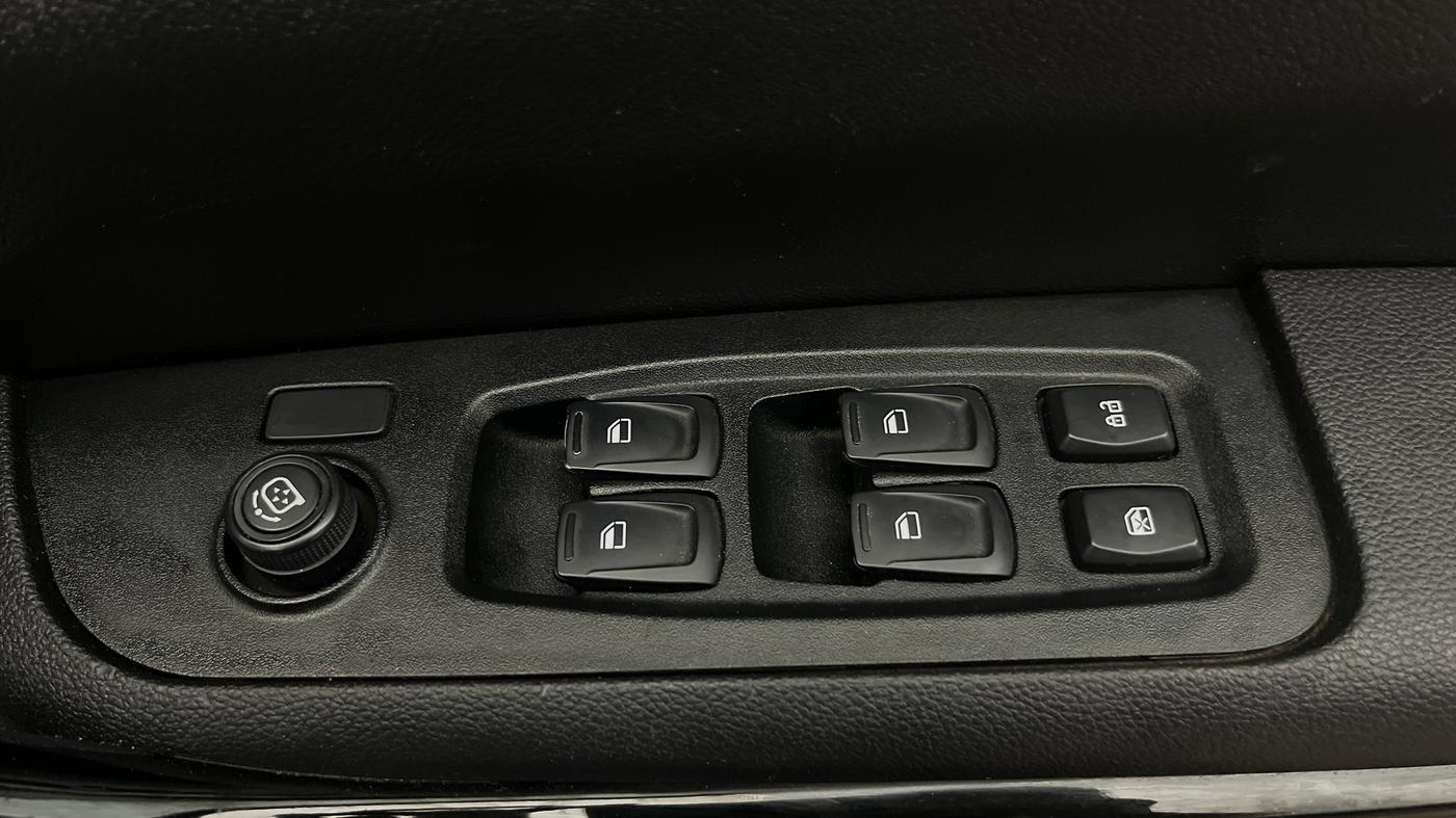 2023 Mahindra XUV700 AX 5 P AT 5 STR, Petrol, Automatic, 11,182 km, Driver Side Door Panels Control