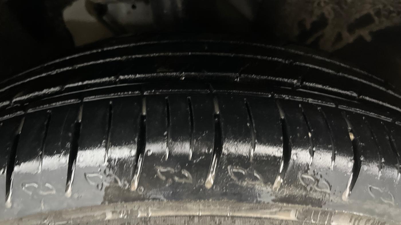 2023 Mahindra XUV700 AX 5 P AT 5 STR, Petrol, Automatic, 11,182 km, Right Front Tyre Tread