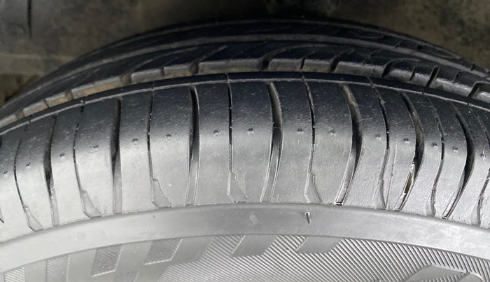 2012 Hyundai Eon MAGNA O, Petrol, Manual, 52,122 km, Left Front Tyre Tread