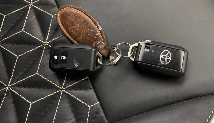 2021 Toyota Glanza G, Petrol, Manual, 32,559 km, Key Close Up