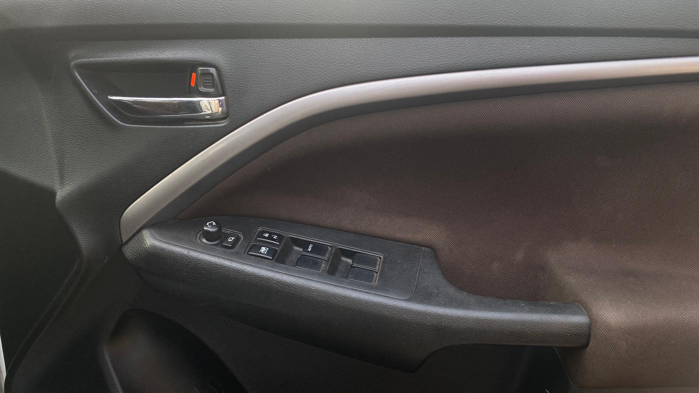 2022 Maruti BREZZA ZXI SMART HYBRID , Petrol, Manual, 1,38,156 km, Driver Side Door Panels Control