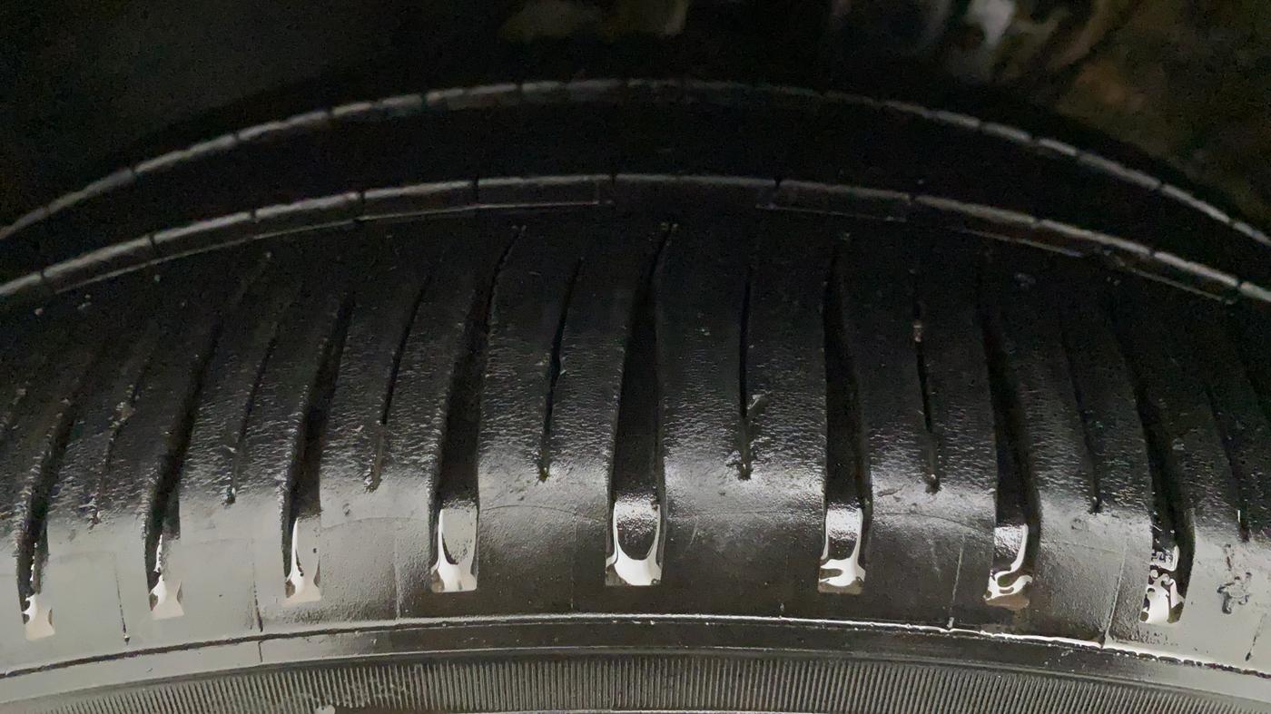 2016 Skoda Rapid STYLE 1.5 TDI AT, Diesel, Automatic, 1,14,346 km, Left Rear Tyre Tread