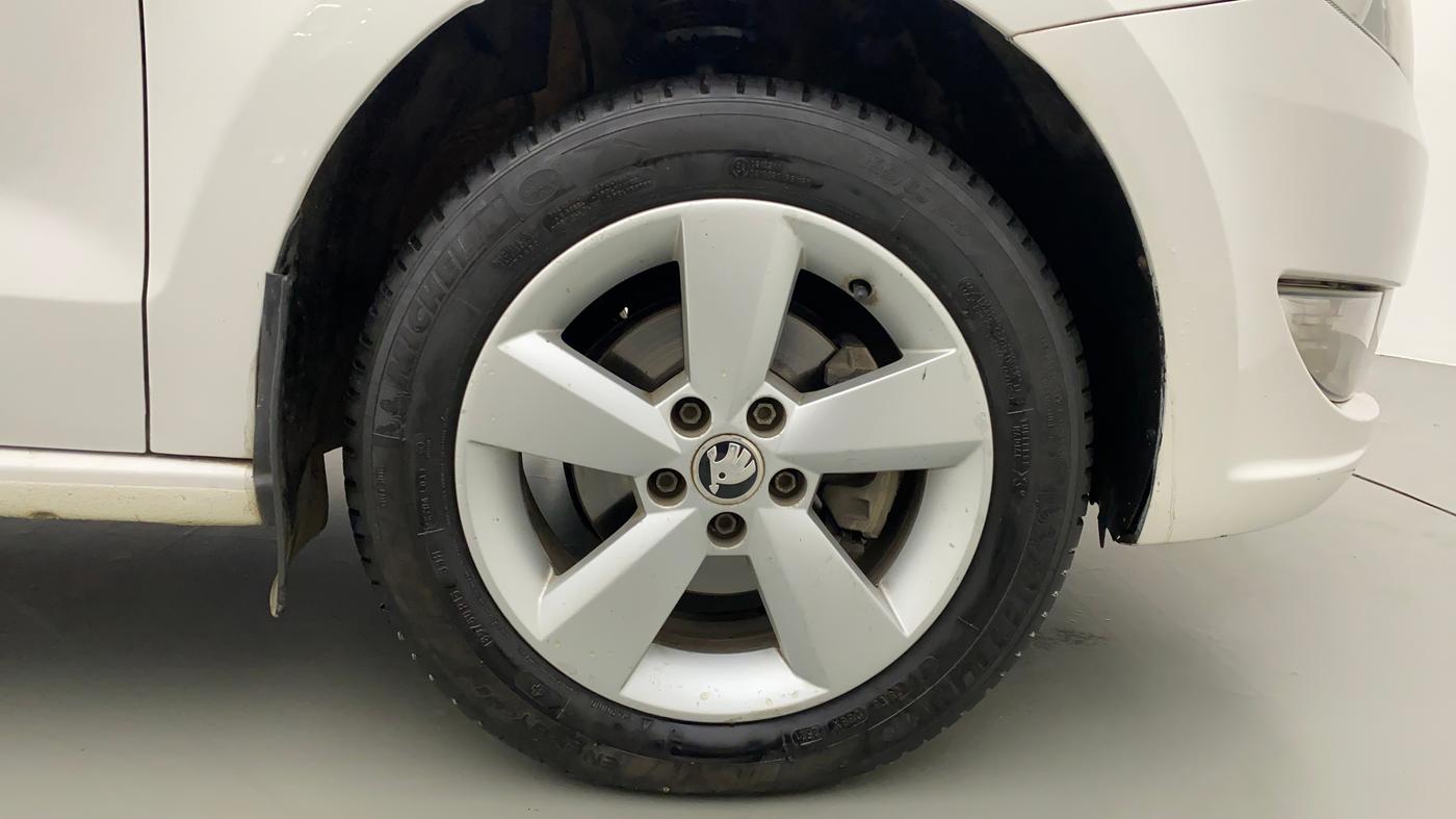 2016 Skoda Rapid STYLE 1.5 TDI AT, Diesel, Automatic, 1,14,346 km, Right Front Wheel