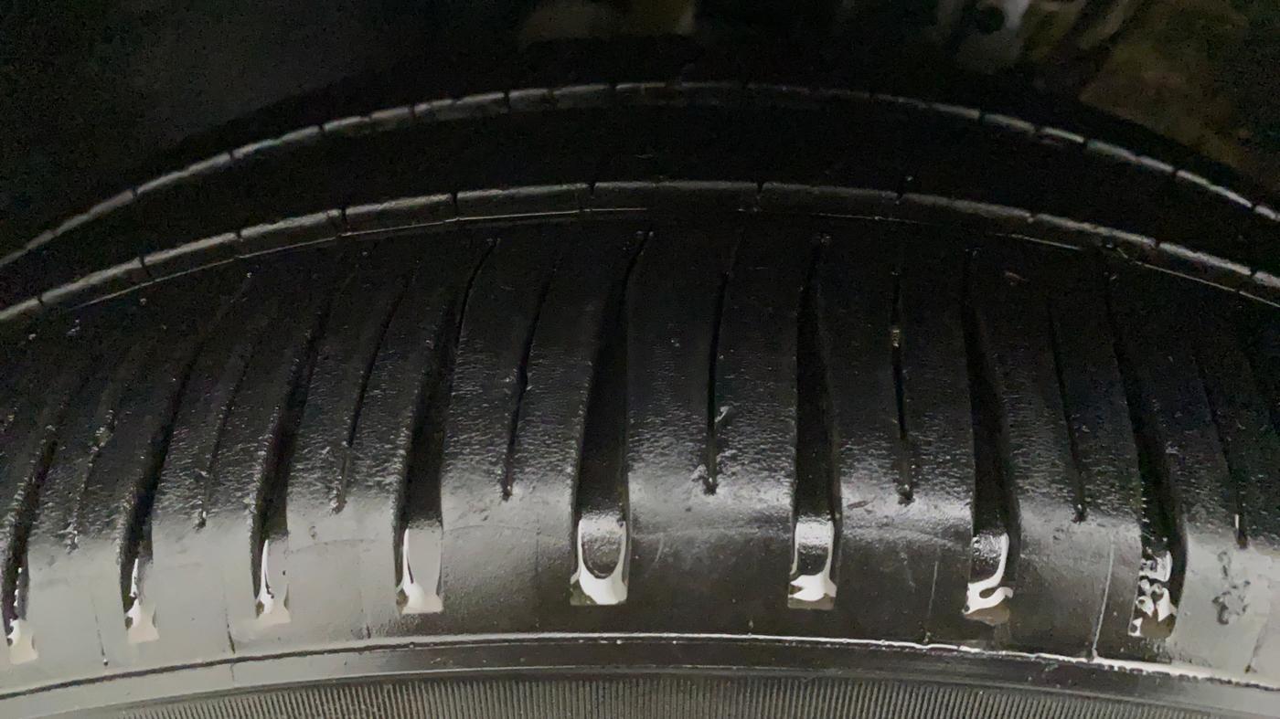 2016 Skoda Rapid STYLE 1.5 TDI AT, Diesel, Automatic, 1,14,346 km, Right Front Tyre Tread
