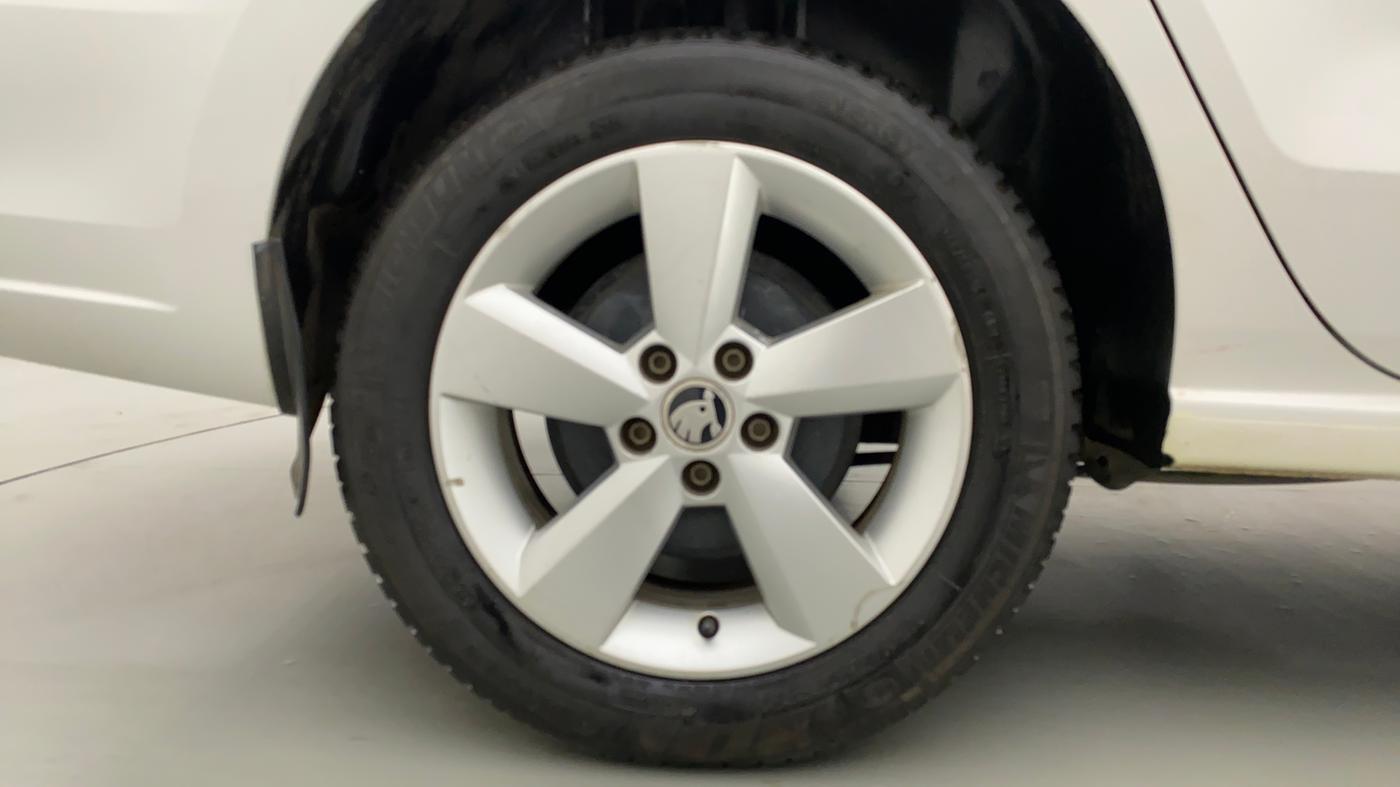 2016 Skoda Rapid STYLE 1.5 TDI AT, Diesel, Automatic, 1,14,346 km, Right Rear Wheel