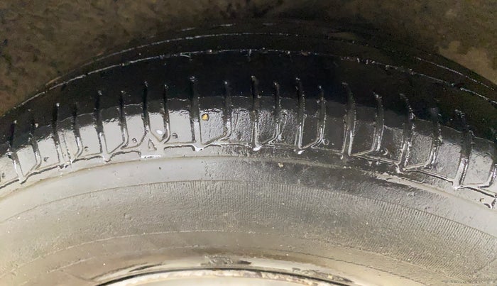 2013 Hyundai i10 MAGNA 1.1, Petrol, Manual, 1,02,588 km, Left Rear Tyre Tread
