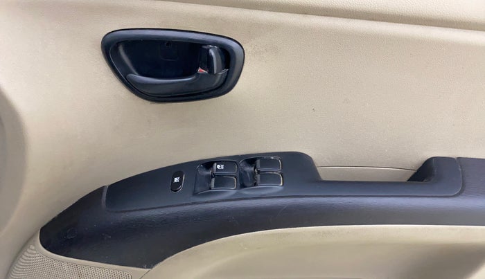 2013 Hyundai i10 MAGNA 1.1, Petrol, Manual, 1,02,588 km, Driver Side Door Panels Control