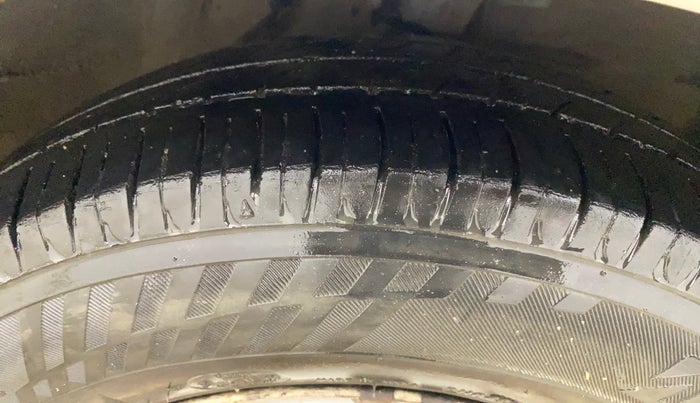 2013 Hyundai i10 MAGNA 1.1, Petrol, Manual, 1,02,588 km, Right Front Tyre Tread