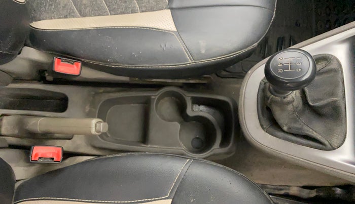 2013 Hyundai i10 MAGNA 1.1, Petrol, Manual, 1,02,588 km, Gear Lever