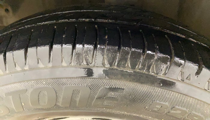 2013 Hyundai i10 MAGNA 1.1, Petrol, Manual, 1,02,588 km, Left Front Tyre Tread