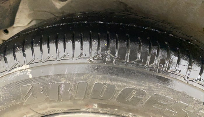 2013 Hyundai i10 MAGNA 1.1, Petrol, Manual, 1,02,588 km, Right Rear Tyre Tread