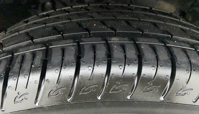 2017 Nissan Terrano XV PREMIUM 110 PS AMT DEISEL, Diesel, Automatic, 49,610 km, Right Front Tyre Tread