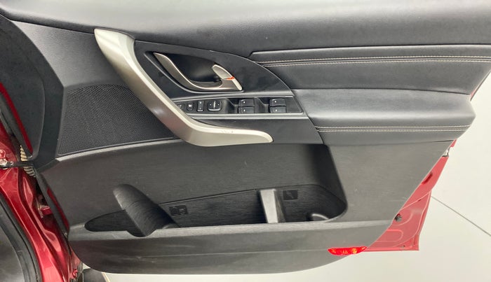 2019 Mahindra XUV500 W11 (O), Diesel, Manual, 29,491 km, Driver Side Door Panels Control