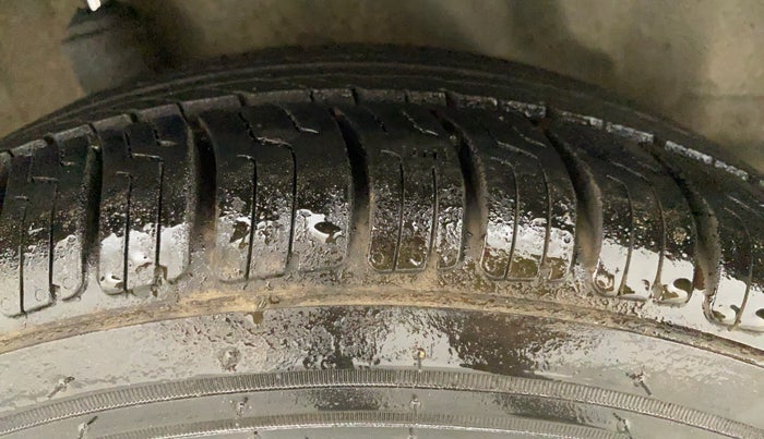 2013 Honda Brio S MT, Petrol, Manual, 70,498 km, Right Rear Tyre Tread