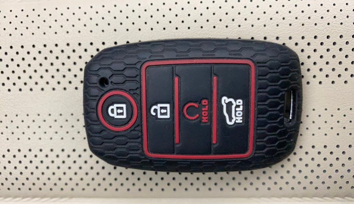 2022 KIA CARENS LUXURY PLUS 1.4 PETROL DCT 7 STR, Petrol, Automatic, 42,428 km, Key Close Up