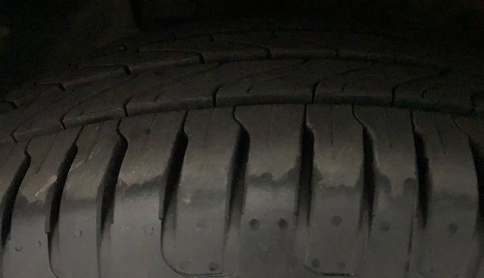 2022 KIA CARENS LUXURY PLUS 1.4 PETROL DCT 7 STR, Petrol, Automatic, 42,428 km, Left Front Tyre Tread