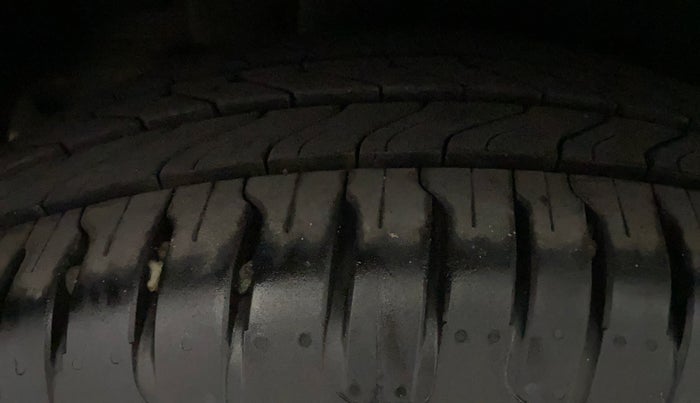 2022 KIA CARENS LUXURY PLUS 1.4 PETROL DCT 7 STR, Petrol, Automatic, 42,428 km, Right Rear Tyre Tread